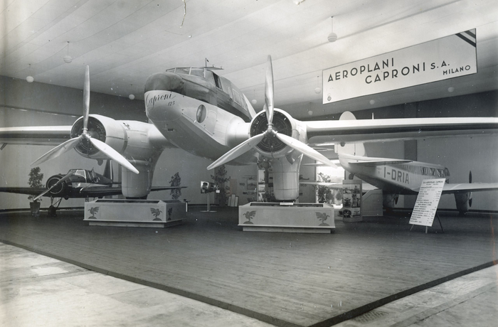 Stand della Aeroplani Caproni S.A. nella sezione italiana del Salone  internazionale aeronautico del 1935 alla Fiera di Milano - Archivio  Fondazione Fiera Milano