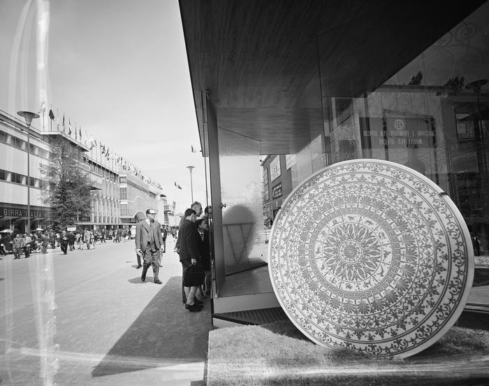 Visitatori lungo viale dell'industria alla Fiera Campionaria di Milano